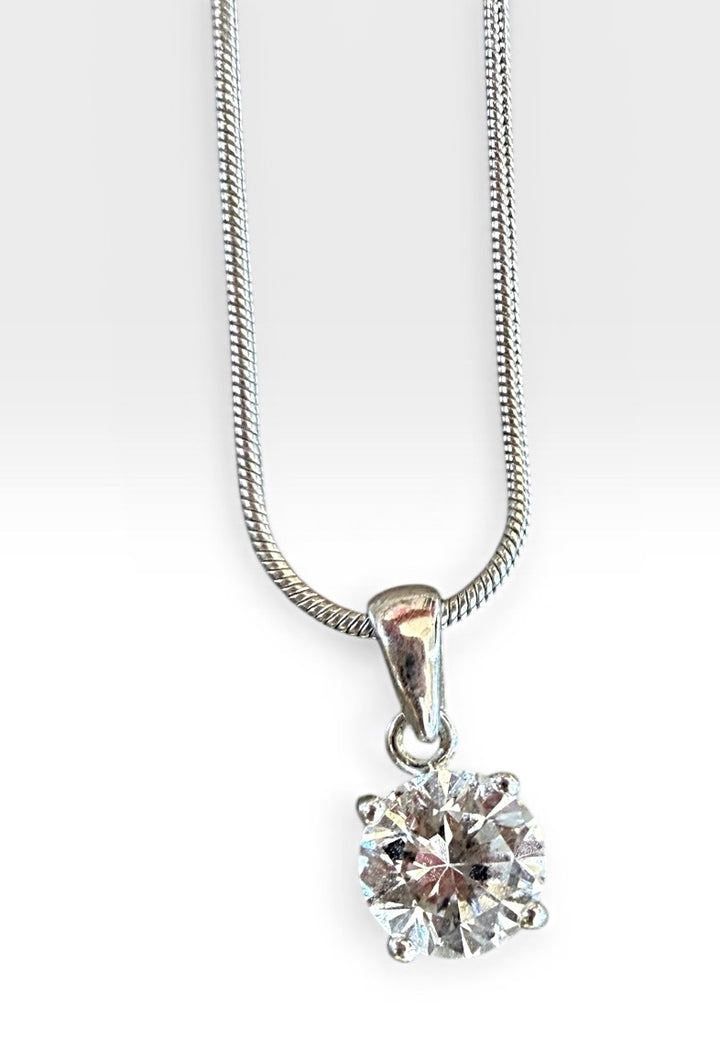 Avon Preowned great condition Silver Necklace fashion