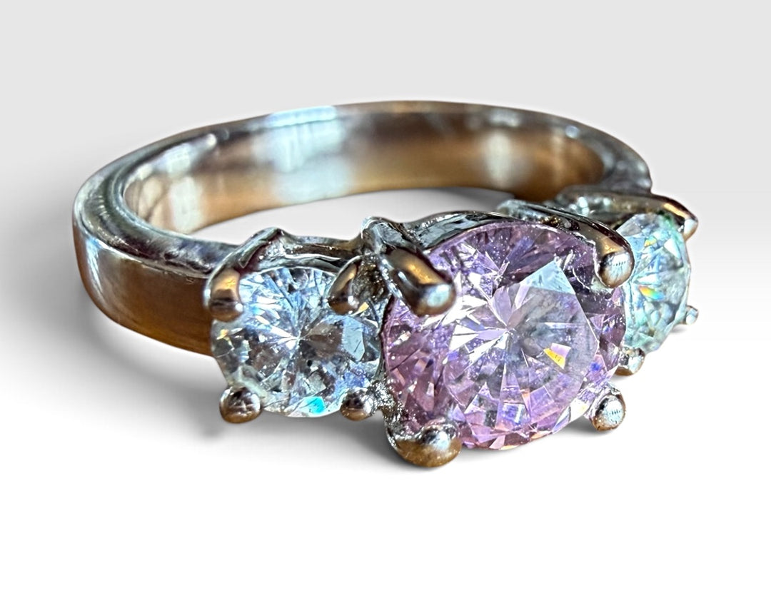 Preowned great condition Size 4 Silver Ring fashion