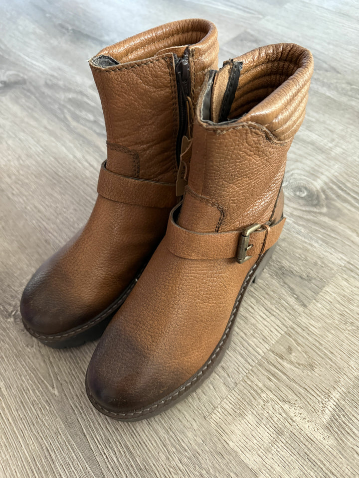 Oobash New With Tags Women Size 7 Tobacco Boots
