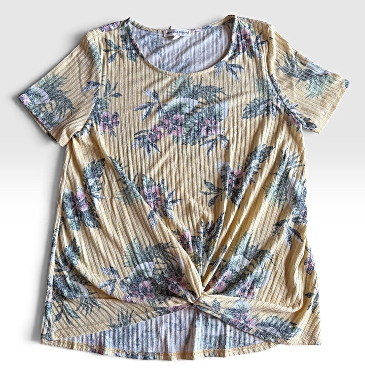 Above and Beyond Preowned great condition Size M yellow/multi Top