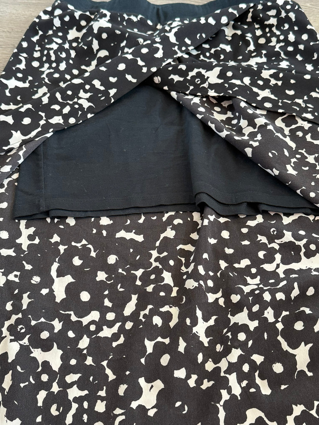 Cabi Preowned great condition Size M Black/white Skirt