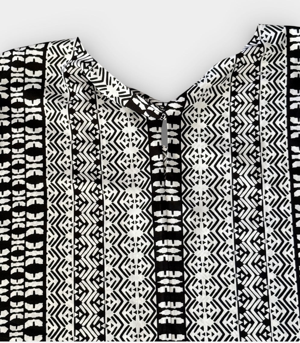 Chico's Preowned great condition Size 3 Black/white Top