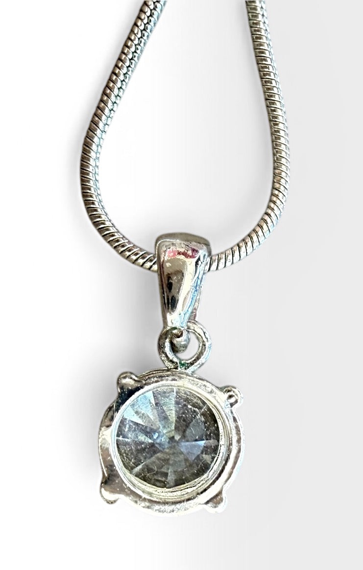 Avon Preowned great condition Silver Necklace fashion