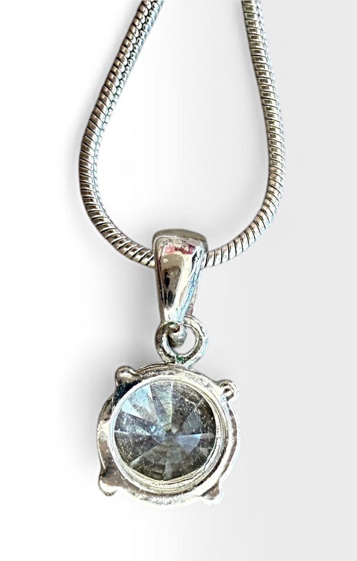 Avon Preowned great condition Silver Necklace fashion