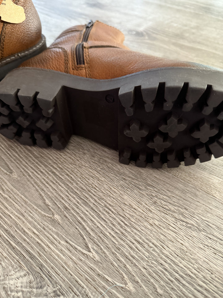 Oobash New With Tags Women Size 7 Tobacco Boots