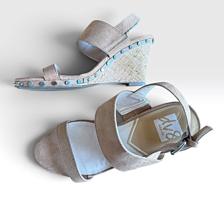 Dolce Vita Preowned great condition Size 8 Tan Sandals
