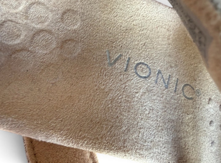 Vionic Preowned great condition Size 6 Silver Sandals